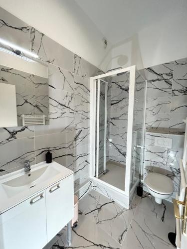 y baño con lavabo blanco y espejo. en MD Apartment Terrace - Disneyland Paris, en Serris
