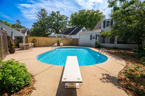 una piscina con un banco en un patio en Shoreline Villa en Minneápolis