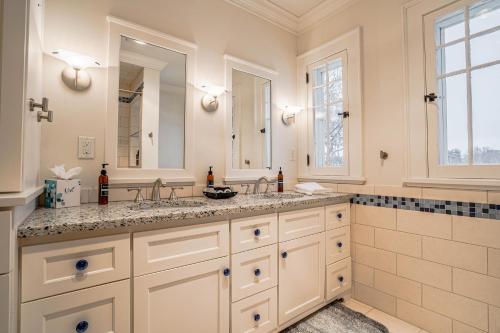 een badkamer met 2 wastafels en een grote spiegel bij Kenilworth Place in Minneapolis