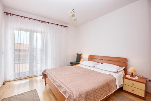 Postel nebo postele na pokoji v ubytování Apartments by the sea Grebastica, Sibenik - 482