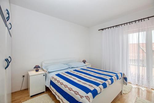 Postel nebo postele na pokoji v ubytování Apartments by the sea Grebastica, Sibenik - 482