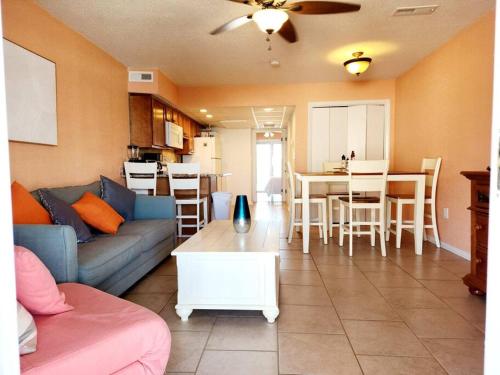 ein Wohnzimmer mit einem Sofa und einem Tisch in der Unterkunft Beachfront Condo In Paradise in Ocean City