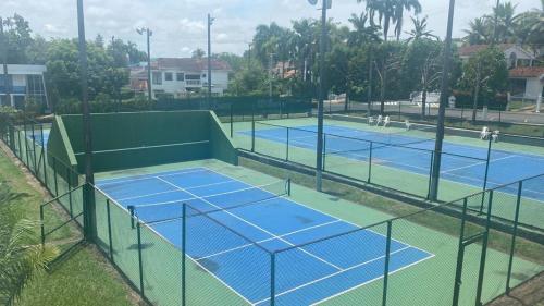 - un court de tennis avec 2 courts dans l'établissement Casa campestre Hacienda la estancia, en Melgar con piscina privada, à Melgar