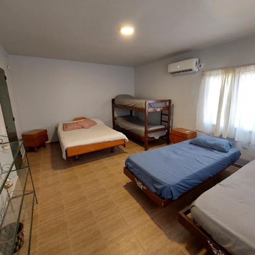 um quarto com 2 camas e um beliche em Cabaña - Casa de campo La Tati em Ullún