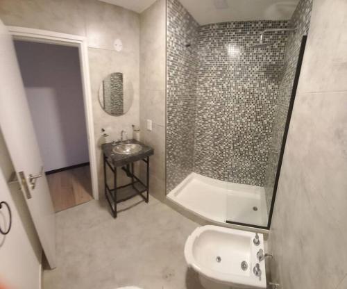 Un baño con ducha, inodoro y lavabo. en Usina AS Salta, en Salta