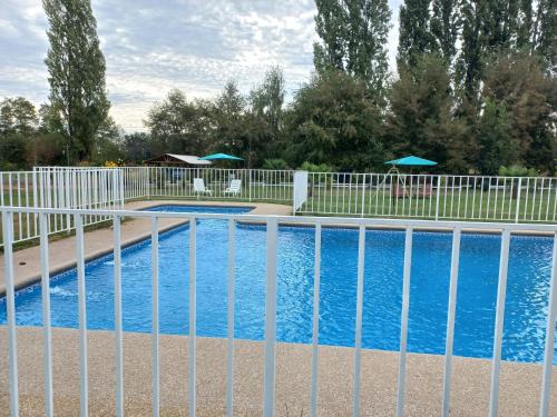 uma cerca ao lado de uma piscina em Villa Rosa House em Pinto