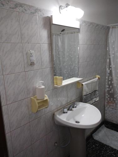 y baño con lavabo y espejo. en Departamento Juana-Franch en Salta