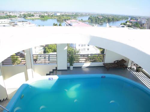 bañera de hidromasaje en el balcón con vistas al río en Jasmine Hotel, en Hue