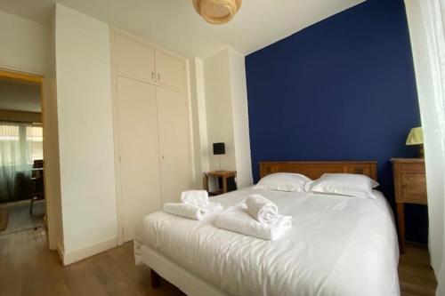 sypialnia z białym łóżkiem i ręcznikami na nim w obiekcie Charming 44m near downtown w Caen