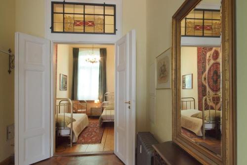 un corridoio con uno specchio e un soggiorno di Ferienwohnungen Villa Haniel Julius a Dresda