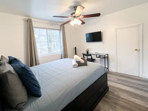 Postel nebo postele na pokoji v ubytování Cozy Queen bedroom feel like home!!