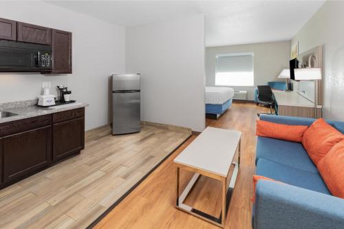 Days Inn & Suites by Wyndham San Antonio near Frost Bank Center Image