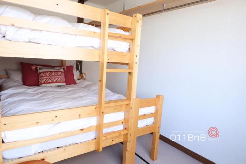 NK BLD3F Sapporo 3LDK 3BR 1 floor 1 roomにあるベッド
