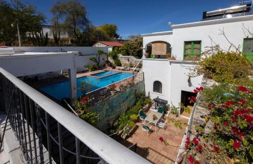 uma vista aérea de uma casa com piscina em Serena Vista em Álamos