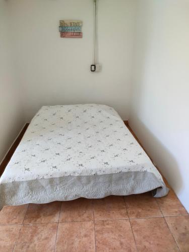 una cama en una esquina de una habitación en Virgen Cerro en Salta