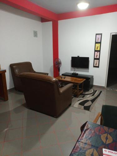 a living room with two leather chairs and a table at HOTEL BADINCA Alojamento Low Cost in Bissau avenida FRANCISCO MENDES in Bissau