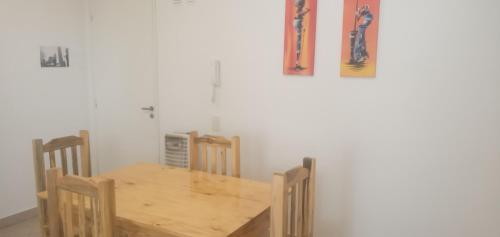una mesa de madera y sillas en una habitación en Departamento Céntrico en Mendoza