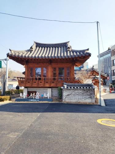 un edificio in legno con un tetto su una strada di J.Hill House a Seul