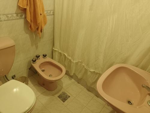 y baño con aseo y bidet. en Departamento en Comodoro Rivadavia