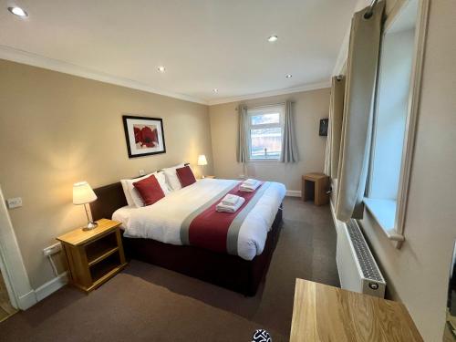een hotelkamer met een groot bed en een raam bij Glenachulish Bay with Hot Tub in Glencoe