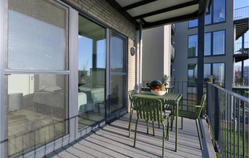 a balcony with a table and chairs on a balcony at Cozy Apartment In Lembruchdümmer See in Lembruch