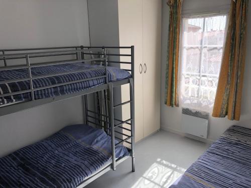 Ce dortoir comprend 2 lits superposés et une fenêtre. dans l'établissement Maison Bretignolles-sur-Mer, 3 pièces, 4 personnes - FR-1-231-146, à Bretignolles-sur-Mer