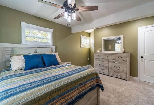 - une chambre avec un lit, un ventilateur de plafond et une commode dans l'établissement Douglas Lake House with Private Hot Tub by Staycating, à Sevierville