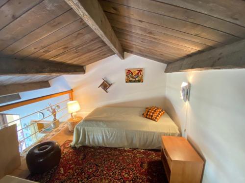 Un dormitorio con una cama y un techo de madera. en Maison 4 pers à 200m de la plage et du surf - WiFi, jardin et parking - FR-1-231-170, en Bretignolles-sur-Mer