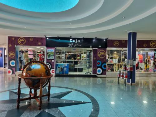 una tienda con un globo en medio de un centro comercial en Golden Dolphin Grand Hotel via Germano, en Caldas Novas