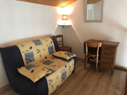 - une petite chambre avec un lit et un bureau dans l'établissement Maison Bretignolles-sur-Mer, 3 pièces, 6 personnes - FR-1-231-188, à Bretignolles-sur-Mer