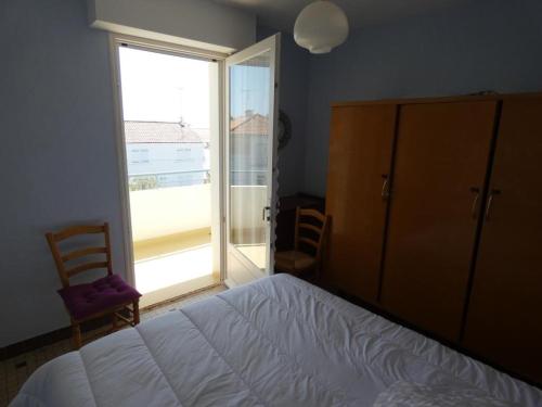 une chambre avec un lit et une grande fenêtre dans l'établissement Appartement 2 chambres, 6 pers., à 300m de la plage - Notre-Dame-de-Monts - FR-1-540-129, à Notre-Dame-de-Monts