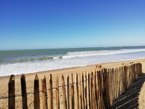 Photo de la galerie de l'établissement Maison tout confort proche plage avec véranda et parking privatif - FR-1-231-240, à Bretignolles-sur-Mer