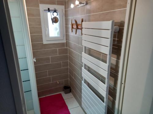 La salle de bains est pourvue d'une douche à l'italienne à côté d'une fenêtre. dans l'établissement Maison à 150m de la Plage avec Piscine, Jardin et WIFI – Bretignolles-sur-Mer - FR-1-231-251, à Bretignolles-sur-Mer