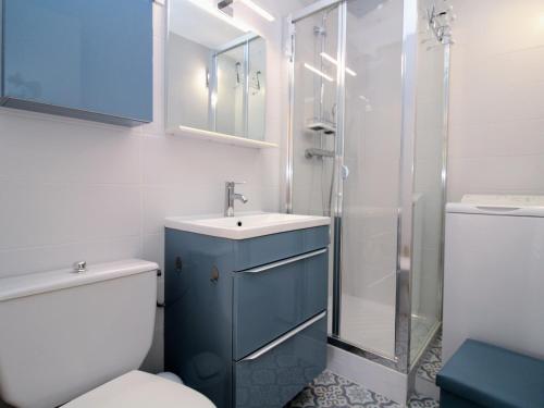 une salle de bain avec toilettes, lavabo et douche dans l'établissement Saint Cyprien - T2 avec Balcon, Climatisation et Parking à 2 Pas du Port - FR-1-309-305, à Saint-Cyprien
