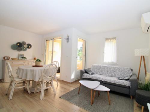 un salon avec un canapé et une table dans l'établissement Saint Cyprien - T2 avec Balcon, Climatisation et Parking à 2 Pas du Port - FR-1-309-305, à Saint-Cyprien