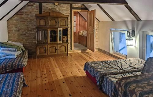 1 dormitorio con 2 camas y suelo de madera en 2 Bedroom Lovely Home In Zelazo, 