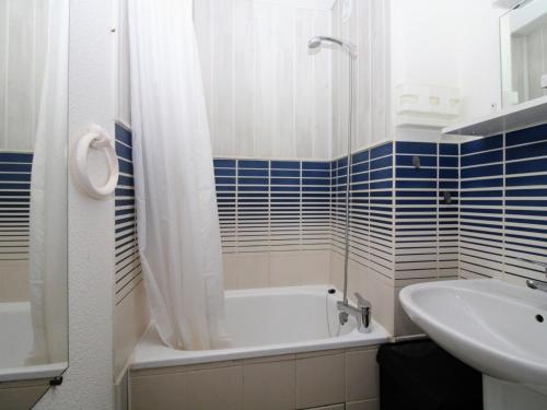 W łazience znajduje się wanna i umywalka. w obiekcie Appartement Saint-Cyprien, 2 pièces, 4 personnes - FR-1-309-353 w mieście Saint-Cyprien