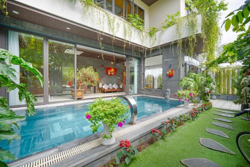 uma piscina no meio de uma casa em Royal 98 Hotel & Apartment em Da Nang