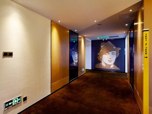 an empty hallway with a painting of a statue at 7Days Premium Guilin central plaza in Guilin