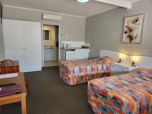 Postel nebo postele na pokoji v ubytování Peterborough Motel
