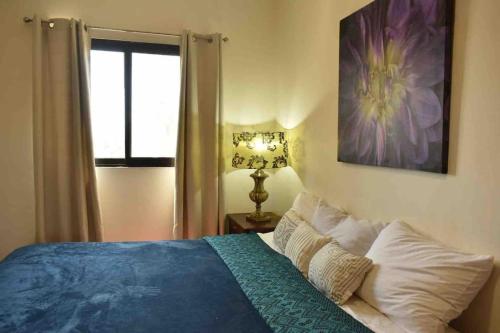 a bedroom with a blue bed and a window at Casa Palma in La Paz