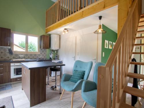 une cuisine avec une table et des chaises ainsi qu'un escalier dans l'établissement Charmant Gîte Cosy avec Terrasse au Cœur du Périgord Noir - FR-1-616-237, à Cénac-et-Saint-Julien