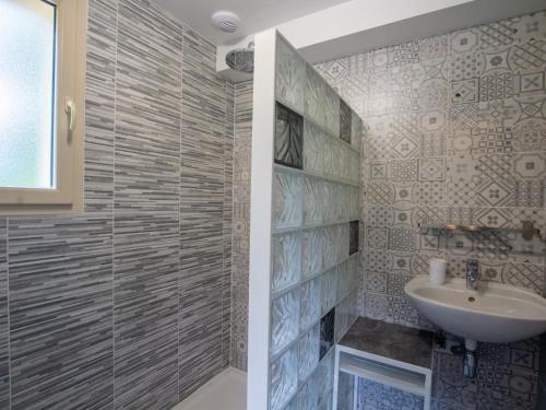 une salle de bain avec un lavabo et une douche dans l'établissement Charmant Gîte Cosy avec Terrasse au Cœur du Périgord Noir - FR-1-616-237, à Cénac-et-Saint-Julien