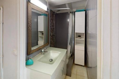 a bathroom with a white sink and a mirror at Studio terrasse 27m2 RESERVATION SUR RBNB in Perpignan