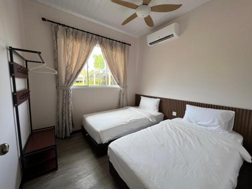 Postel nebo postele na pokoji v ubytování TANJUNG GROVE VILLAS