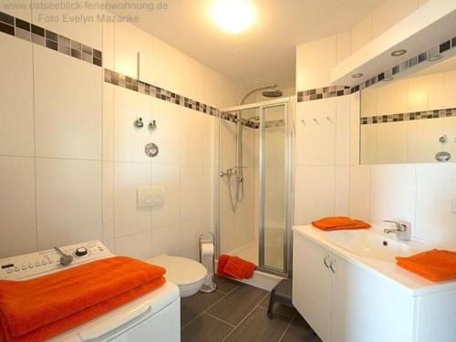 a bathroom with a shower and a toilet and a sink at Leuchtturm Leuchtturm 7 - Dachterrasse mit Meerblick in Großenbrode