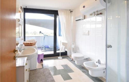 een witte badkamer met een wastafel en een toilet bij Beautiful Apartment In Cori With Wifi in Cori