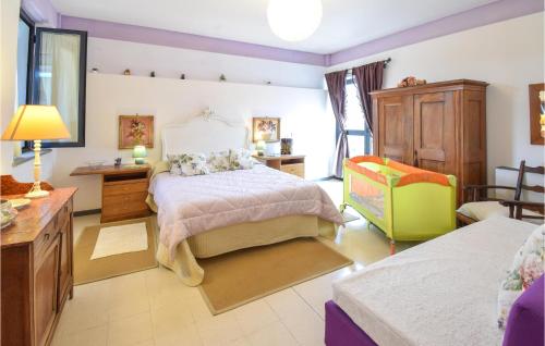 sypialnia z łóżkiem i krzesłem w obiekcie Beautiful Apartment In Cori With Wifi w mieście Cori