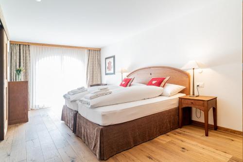 um quarto com uma cama grande e uma janela em Haus Whymper em Zermatt