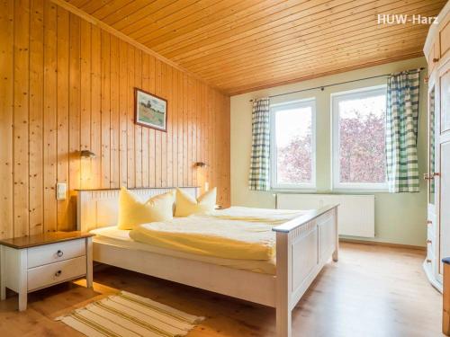 ヴェルニゲローデにあるFerienwohnung An der Malzmühleの木製の壁のベッドルーム1室(ベッド1台付)